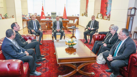 Özel’den emekli ve mülakat mitingleri
