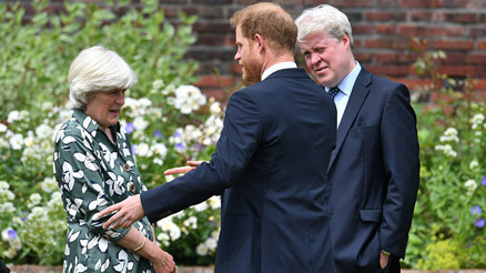 Babası ve ağabeyi ona sırt çevirdi… Prense yine annesi Diana’nın ailesi sahip çıktı... Sen üzülme oğlum, biz hep arkandayız Babası ve ağabeyi ona sırt çevirdi… Prense yine annesi Diana’nın ailesi sahip çıktı... Sen üzülme oğlum, biz hep arkandayız