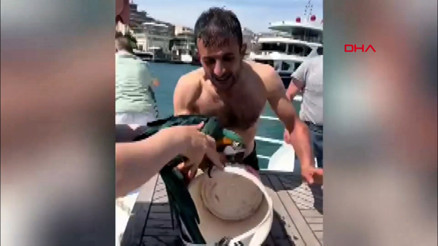 İstanbul Boğazı’nda denize düşen papağanı böyle kurtardı