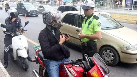 Çalıntı kaydı düşülmeyen motosikletin otoparka çekilmemesi için uzun süre çabaladı
