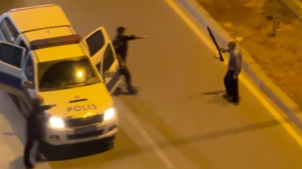 Dehşet Anları Eşini öldürdü, oğlunu yaraladı Damadını sokak sokak arayıp, bağırdı Dehşet Anları Eşini öldürdü, oğlunu yaraladı Damadını sokak sokak arayıp, bağırdı