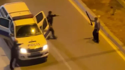 Eşini öldürüp, oğlunu yaraladı Elinde tüfekle sokak boyunca damadını aradı Eşini öldürüp, oğlunu yaraladı Elinde tüfekle sokak boyunca damadını aradı