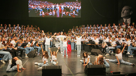 Öğrenci ve öğretmen korosundan nostalji konseri Öğrenci ve öğretmen korosundan nostalji konseri