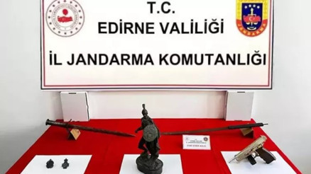 Edirnede tarihi eser operasyonu: Asker figürlü heykel, madalyon ve kılıçlar ele geçirildi