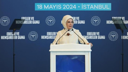 Emine Erdoğan ve Bakan Koca, Ebeler ve Hemşireler Gününde düzenlenen programa katıldı