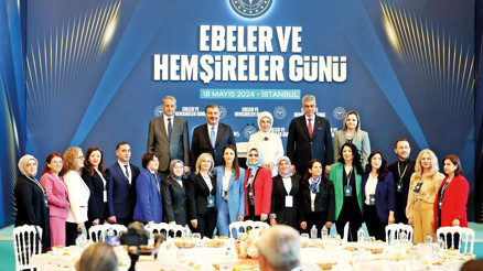Emine Erdoğan ebe ve hemşirelerle buluştu: Şiddeti değil hürmeti hak ediyorlar Emine Erdoğan ebe ve hemşirelerle buluştu: Şiddeti değil hürmeti hak ediyorlar