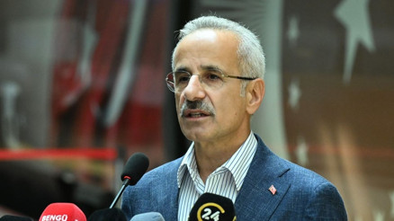 YHTlerle Dünyanın etrafında 2003 tur Bakan Uraloğlu: 86 milyon 100 bin kişinin üzerine çıktı