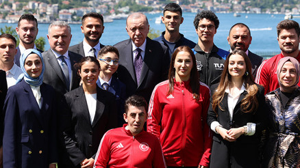 Cumhurbaşkanı Erdoğan: 19 Mayıs esarete karşı özgürlüğün sembolüdür Cumhurbaşkanı Erdoğan: 19 Mayıs esarete karşı özgürlüğün sembolüdür