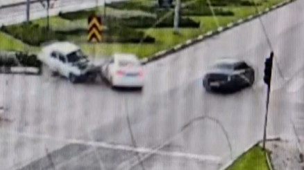 6 kişinin yaralandığı kaza feci kamerada