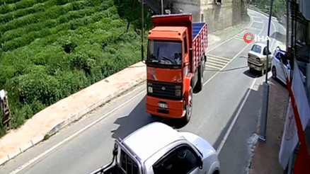 Hızla giden kamyonun altında kalmaktan son anda kurtuldular