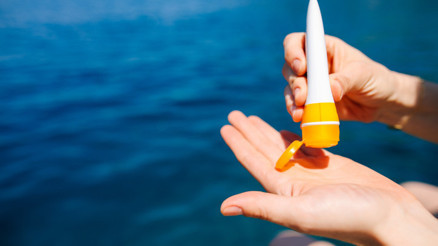 Su içmek güneş yanığını önler mi Güneş kremlerindeki kimyasalların emilimi tehlikeli mi Hangi ürünler tercih edilmeli Bilim ne diyor Kanser olmama yol açan şey güneşti