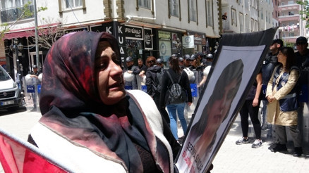 Vanda evlat nöbetindeki anne kızına seslendi: Kardeş katili olma, gel Vanda evlat nöbetindeki anne kızına seslendi: Kardeş katili olma, gel