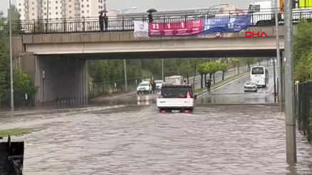 Kayseride sağanak Yollar göle döndü, araçlar mahsur kaldı