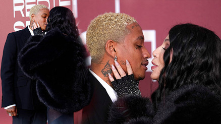 ‘Kiminle aşk yaşayayım Benim yaşımdaki erkekler çoktan öldü’ demişti… Genç sevgilisini öpmelere doyamadı