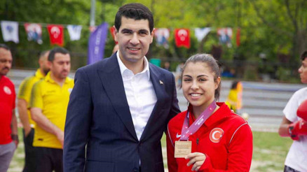Avcılar Belediye Spor Kulübü’nün güreşçisi Delal Kadirden altın madalya