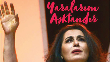 Furuğ Ferruhzad rolüyle sahnede