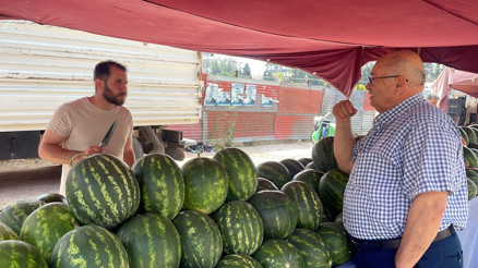 Karpuzu iade isteğini pazarcı bıçakla karşıladı