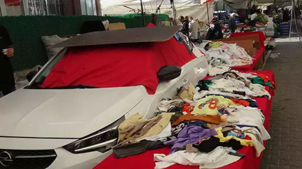 Avcılarda sahibine ulaşılamayan otomobil pazar tezgahı oldu