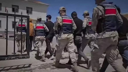 5 ilde düzenlenen operasyonlarda 3 suç örgütü çökertildi, 45 şüpheli yakalandı 5 ilde düzenlenen operasyonlarda 3 suç örgütü çökertildi, 45 şüpheli yakalandı