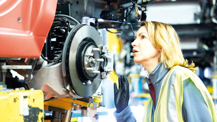 Otomotiv sanayinde kadın işgücü artıyor Otomotiv sanayinde kadın işgücü artıyor