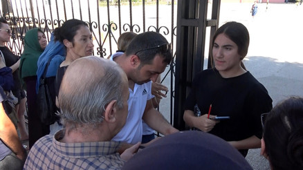 Antalyada telefonla sınava girmeye çalıştı, unuttuğu kimliğini diğer veliler yetiştirdi