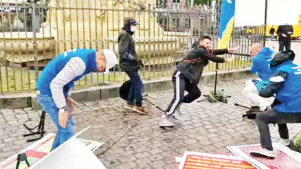 Bıçaklanan Alman polis öldü