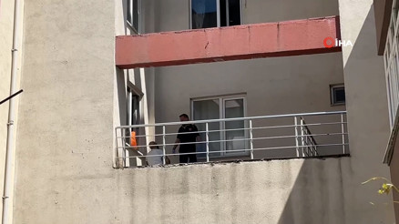 Öfkeli koca evi bastı: Karısının yanında yakaladığı adam balkondan atladı