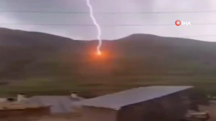 Vanda dağa yıldırım düştü: Sağanak sele neden oldu; 52 hayvan öldü