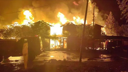 Antalyanın tatil merkezi Olimposta ünlü ağaç evler ikinci kez tamamen yandı