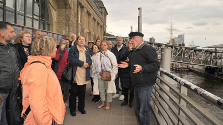 Elbe Nehri kıyısında şehir turu Elbe Nehri kıyısında şehir turu