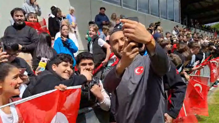 Almanyada A Milli Takım çılgınlığı 3000 kişi...