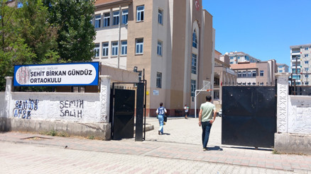 Diyarbakırda ortaokul öğrencisine, okul önünde,bıçaklı saldırı Diyarbakırda ortaokul öğrencisine, okul önünde,bıçaklı saldırı