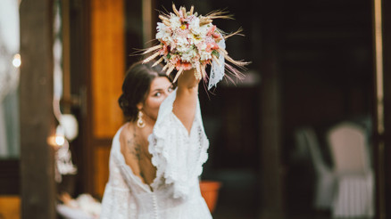 Bir türlü vazgeçemediğimiz düğün gelenekleri... Neden yıllardır gelinler beyaz Neden gelin çiçeği fırlatılıyor