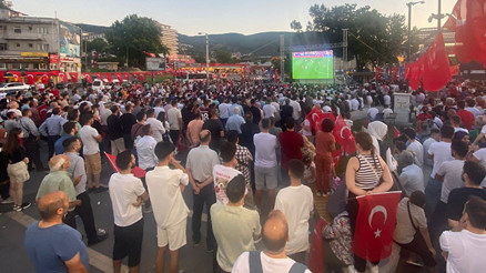 Bursa halkı, milli heyecanı dev ekranda yaşadı