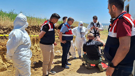 Define bulma amacıyla kaçak kazı yapan 3 kişiden 2si ölü bulundu