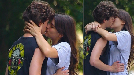 Boynu bükük kız büyüdü, sevgili bile edindi... İlk aşk, ilk öpücük Boynu bükük kız büyüdü, sevgili bile edindi... İlk aşk, ilk öpücük