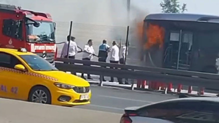 Esenyurtta korkutan metrobüs yangını Esenyurtta korkutan metrobüs yangını