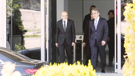 4 saat 18 dakikalık zirve... Dönem arkadaşını kapıda karşıladı 4 saat 18 dakikalık zirve... Dönem arkadaşını kapıda karşıladı