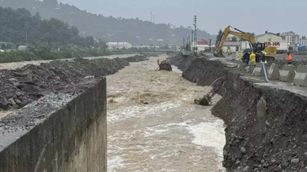 Artvin’de şiddetli yağış, su baskınlarına neden oldu