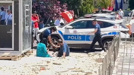 Avcılar’da otomobil yayaların arasına daldı