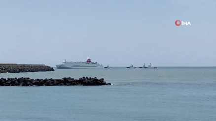 140 kişiyi taşıyan feribot karaya oturdu, facianın eşiğinden dönüldü