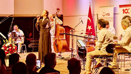 ‘İnce Saz’ Alte Oper’i coşturdu