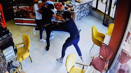 Ümraniyede tuvalet kavgası: Pastanede sahibi bıçakla saldırdı Ümraniyede tuvalet kavgası: Pastanede sahibi bıçakla saldırdı
