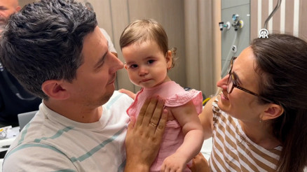 14 aylık bebek anne ve babasının sesini ilk kez duydu