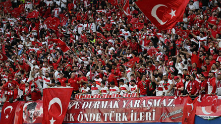 Avrupaya taraftarlık dersi veren Türkler