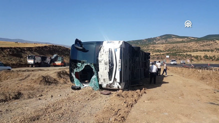 Bingölde yolcu otobüsünün devrilmesi sonucu 14 kişi yaralandı