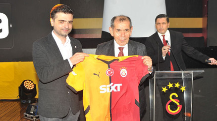 Galatasarayda yeni sezon formalarının lansmanı yapıldı Dursun Özbekten 1 milyon forma hedefi