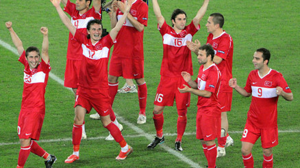 EURO 2008in kahramanları Hürriyete konuştu: Biz bitti demeden bitmez dedik, sıra Bizim Çocuklarda EURO 2008in kahramanları Hürriyete konuştu: Biz bitti demeden bitmez dedik, sıra Bizim Çocuklarda