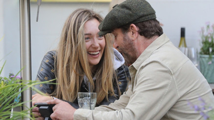 Aşkları hep yaşına uygun olurdu... Çok düşündü, bu kez genç sevgilide karar kıldı Aşkları hep yaşına uygun olurdu... Çok düşündü, bu kez genç sevgilide karar kıldı