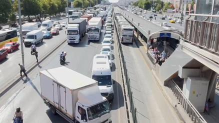 D-100de TIR köprünün ayağına çarptı: Yan yol trafiğe kapatıldı
